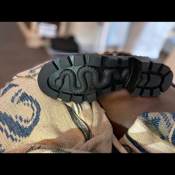 Embroidered leather ankle boot with one belt - Picture 14 of 15